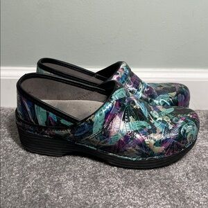 Dansko LT Pro Patent Tooled Watercolor Clogs size 7.5